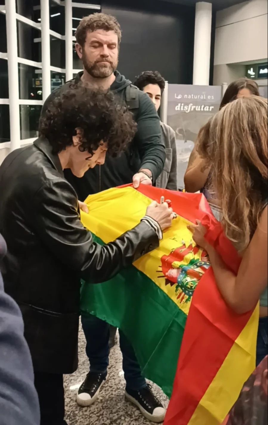 La cantante neoyorquina LP autografió la tricolor boliviana 